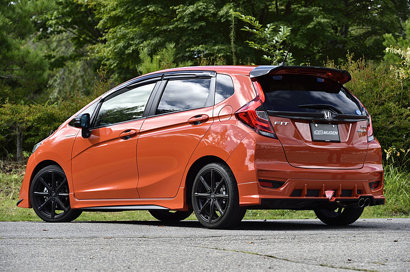 「フロントエアロバンパー」のスタイリングセットを装着した「フィット RS」。エアロパーツをフロント、サイド、リアの3点セットで購入すると23万9760円（2トーンカラード仕上げ）になる