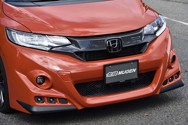 スポーティバンパー車両向けの「フロントエアロバンパー」（2トーンカラード仕上げは12万5280円）。さらに「フロントエアロバンパー」用オプションの「LEDフォグランプ」（4万3200円）、「エアロイルミネーション」（3万2400円）も装備