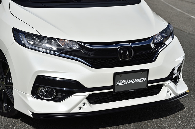 スポーティバンパー車両向けの「フロントアンダースポイラー」（2トーンカラード仕上げは6万480円）。「フロントアンダースポイラー」用オプションの「エアロイルミネーション」（3万2400円）も装備している