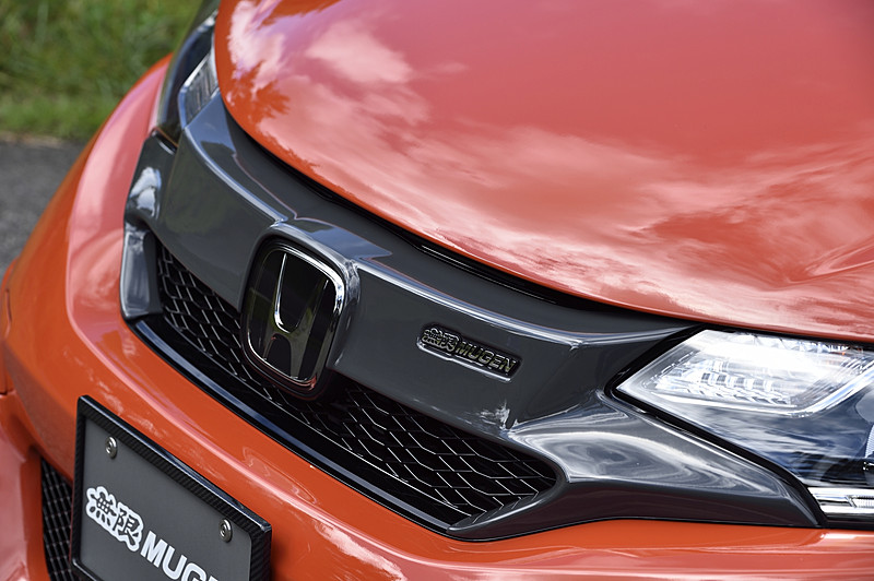 ダークグレー塗装仕上げの「フロントスポーツグリル」（5万1840円）