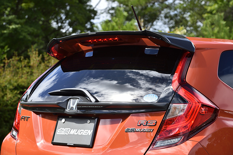 「RS」などに標準装備する「大型テールゲートスポイラー」の上から追加する「カーボンアッパーウイング」（6万4800円）は、表面にUVカットクリアコートが施され、色あせなどの劣化を抑制。ダークグレー仕上げの「テールゲートガーニッシュ」は3万9960円