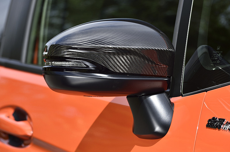LEDドアミラーウインカー装着車に対応する「カーボンドアミラーカバー」（4万3200円）はドライカーボン素材を使用