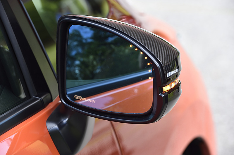 LEDドアミラーウインカーと連動して鏡面の一部が発光する「ハイドロフィリックLEDミラー」（2万2680円）は表面に親水加工が施され、曲率を左右とも1000Rにワイド化して後方視界を高めている