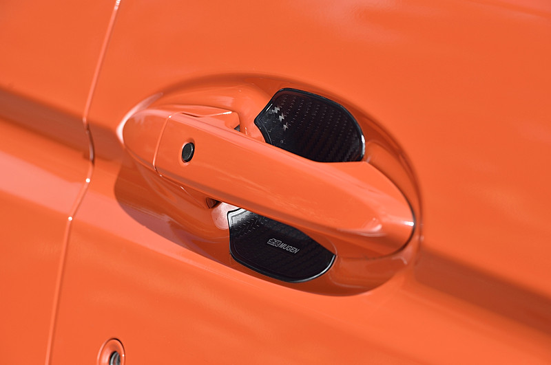 2枚セットの「ドアハンドルプロテクター」（3024円）はカーボン調のシボ加工が施されている