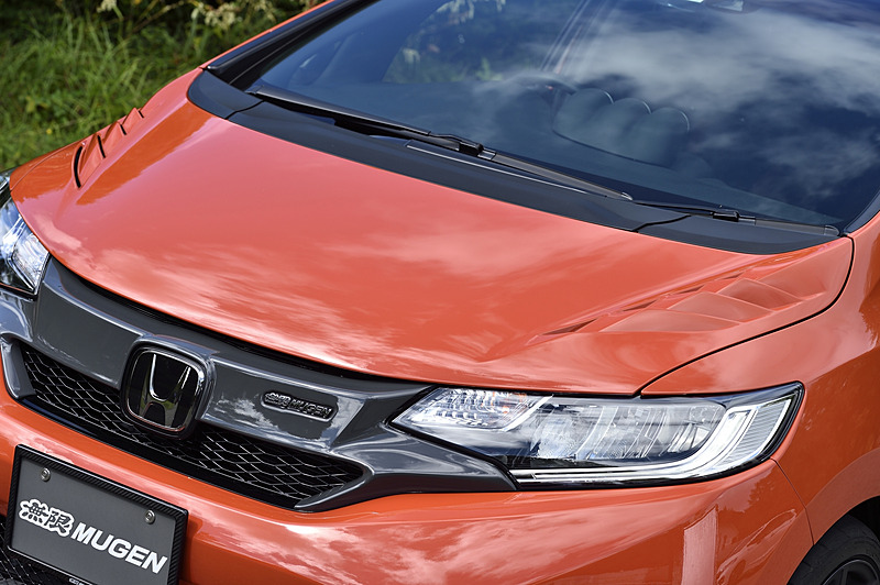 グラスファイバーを使ったGFRP製の「エアロボンネット」（13万8240円）。両サイドにエアアウトレットを設定し、内部の熱気を効果的に排出する