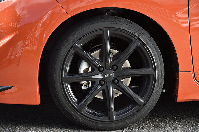 新色の「フラットブラック」が設定されたアルミホイール「MD8」（3万8880円/本）、タイヤサイズは205/40 R17