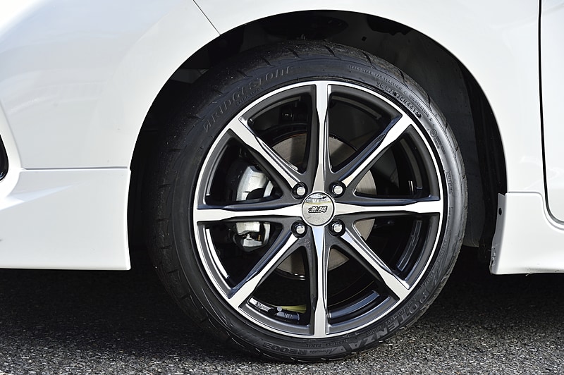 ダークガンメタリックミラーフェイスの「MD8」。写真は17インチ（3万8880円/本）で、16インチ（3万2400円/本）の製品も用意する