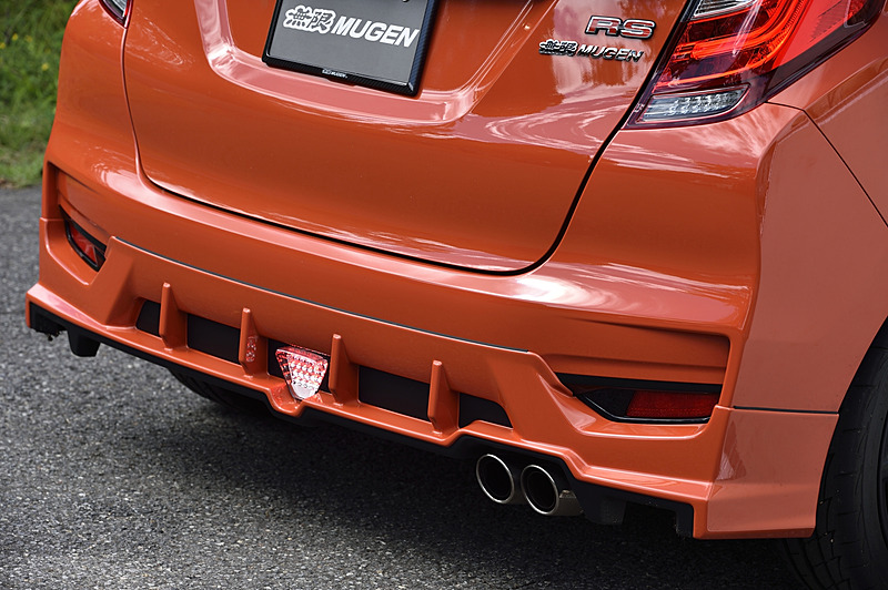 オプションの「LEDリアフォグライト」（5万3784円）を装着する「リアアンダースポイラー」（2トーンカラード仕上げは6万3720円）。「スポーツサイレンサー for 15XL/RS」はチタン製の75φフィニッシャーを採用して9万1800円