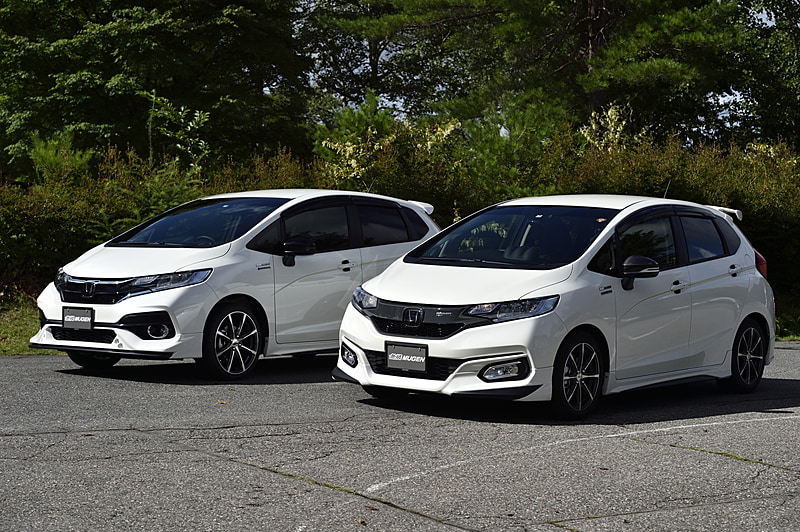 フィットの「ハイブリッド・S Honda SENSING」に「フロントアンダースポイラー」などを装着した車両（左）と「ハイブリッド・L Honda SENSING」に「フロントアンダースポイラー」などを装着した車両（右）