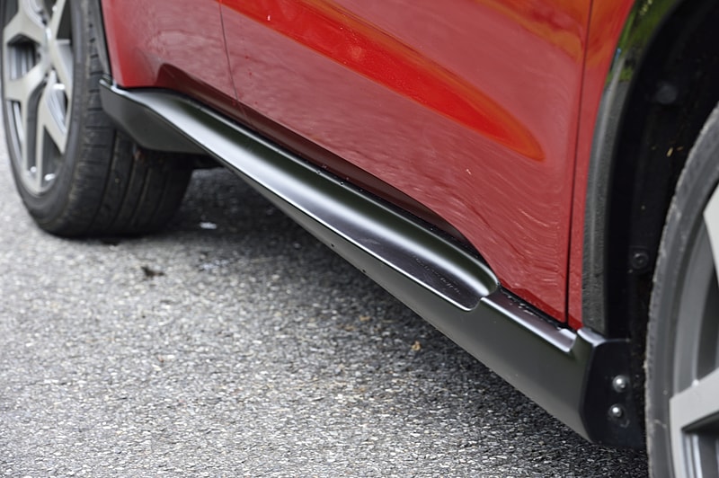 「フロントアンダースポイラー」「サイドスポイラー」「リアアンダースポイラー」の3点セットで構成される「スタイリングセット」は対応グレード別に3種類が用意され、つや消しブラック仕上げのRS専用品は20万4120円