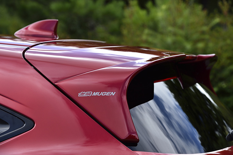 全車に標準装備している「テールゲートスポイラー」の下側に追加装着する「ロアウイング」は、写真の「プレミアムクリスタルレッド・M」など4色を用意するカラード仕上げで6万1560円。両サイドに無限のロゴマークが施される