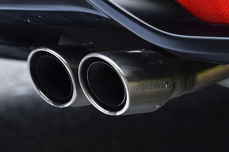 アイドリングストップによるエンジン停止＆再始動を自然なフィリングで行ない、高回転域ではスポーティなサウンドを響かせる「スポーツサイレンサー」（10万2600円）