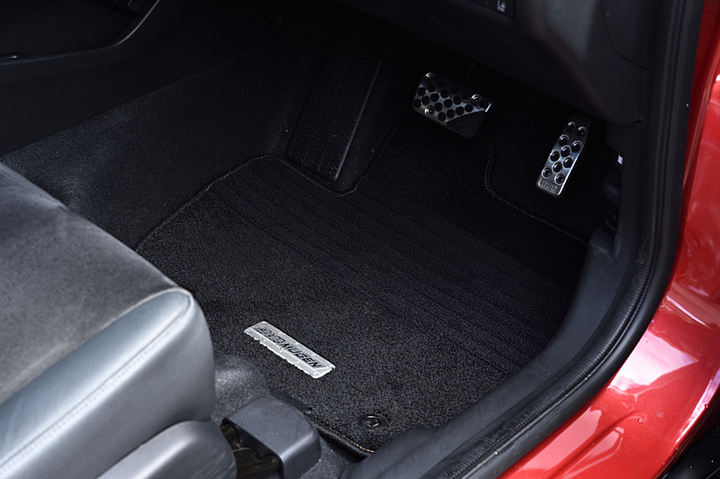 目付け量の多い生地を使い、運転席＆助手席、リアセンターマットの3カ所に無限エンブレムのメタルプレートを備える「スポーツマット」（3万2400円）