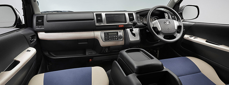 インテリアではツートーンカラーのシートや白木目調のインテリアパネルを採用