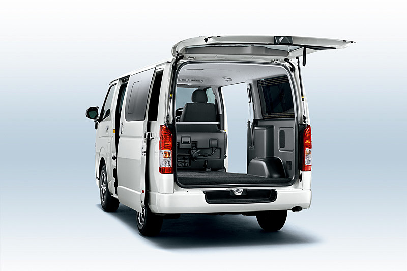 ハイエース バンのスーパーGL、標準ボディ、ディーゼルエンジン搭載車の荷室イメージ