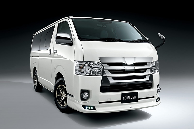 「フロントスポイラー（デイライト）」（塗装済：6万9120円、素地：6万1560円）、「フロントグリルカバー（ブラック＋メッキ加飾）」（3万7800円）、「フードカバー（メッキ）」（3万240円）をセットにした「MODELLISTA Version I」（塗装済12万9600円、素地：12万2040円）の装着イメージ