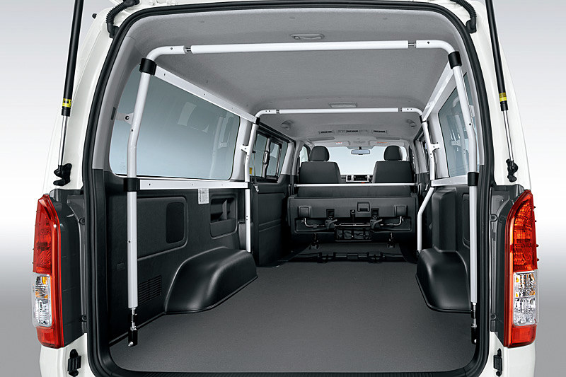 販売店装着オプションの「ラゲージユーティリティフレーム」