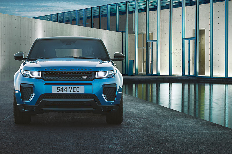 ボディカラーとルーフのコントラストがデザインを強調