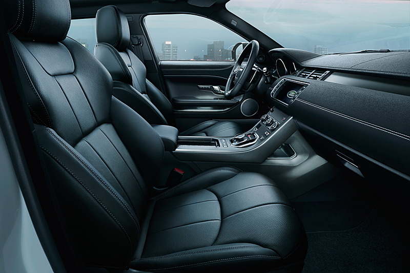 インテリアにはエボニーカラーのシートを採用