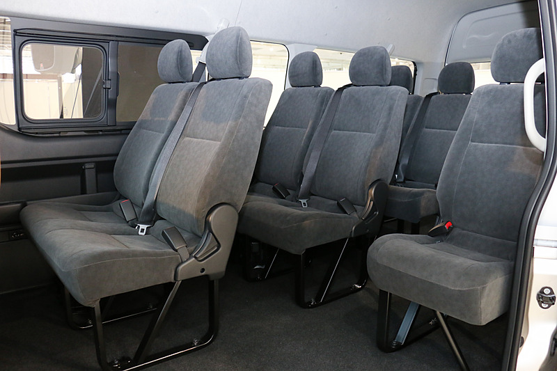 グランドキャビンは4列目までシートがあり、2＋2＋3＋3の10人乗り