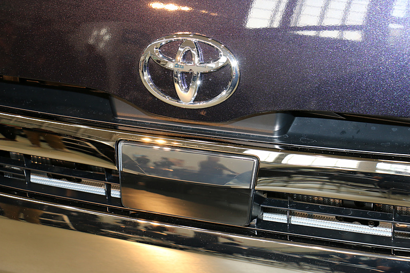 フロントグリルにミリ波レーダー、フロントウィンドウ上部に単眼カメラを設置。Toyota Safety Sense Pの歩行者検知機能付衝突回避支援型プリクラッシュセーフティ、レーンディパーチャ―アラート、オートマチックハイビームを機能させる