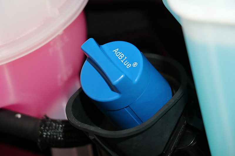 尿素水溶液の「アドブルー」でNOxを水と窒素に分解する尿素SCRを備えたクリーンディーゼル「1GD-FTV」エンジンを採用。最高出力111kW（151PS）/3600rpm、最大トルク300Nm（30.6kgm）/1000-3400rpmを発生