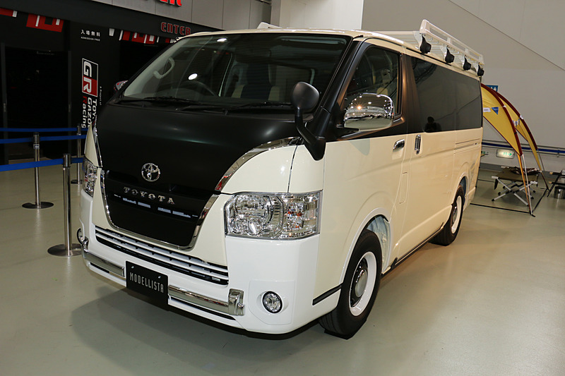 トヨタモデリスタインターナショナルがハイエース発売50周年を記念してリリースしたコンプリートカー「リラクベース」（展示車はオプション装着状態）