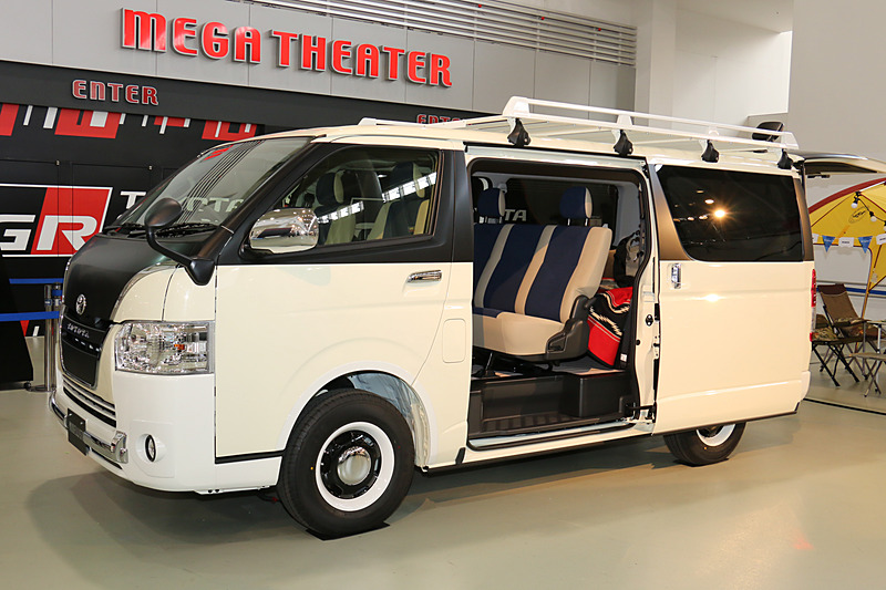 デザインコンセプトは「ネオレトロファンボックス」。フロントマスクやピラー類などはデカールでブラックアウトされている