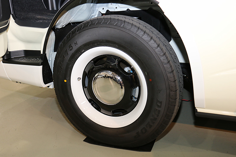 15インチアルミホイールや前後のバンパー、フェンダーガーニッシュにホワイト塗装を施してレトロテイストを表現している