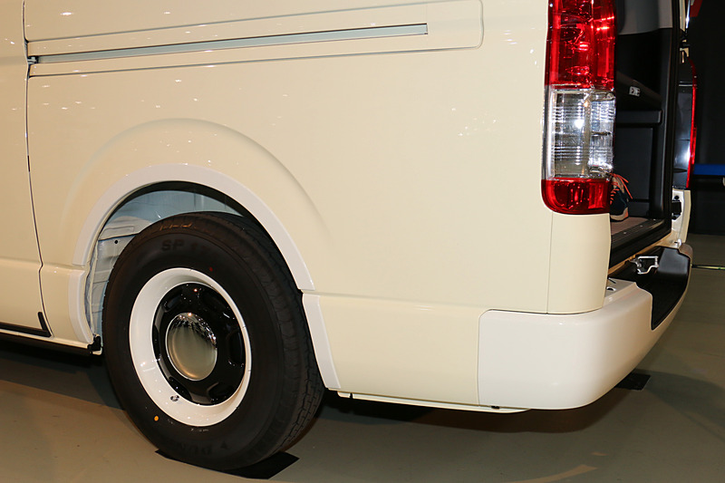 15インチアルミホイールや前後のバンパー、フェンダーガーニッシュにホワイト塗装を施してレトロテイストを表現している