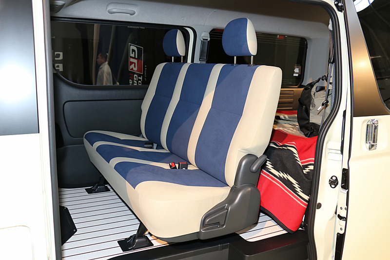 シートには純正と同じトリコット表皮を使いつつ、2トーン仕様にしてデザインテイストを変更。フロアは白木目調硬質塩ビによる「専用ロンリュームフロア」（写真）を選択可能