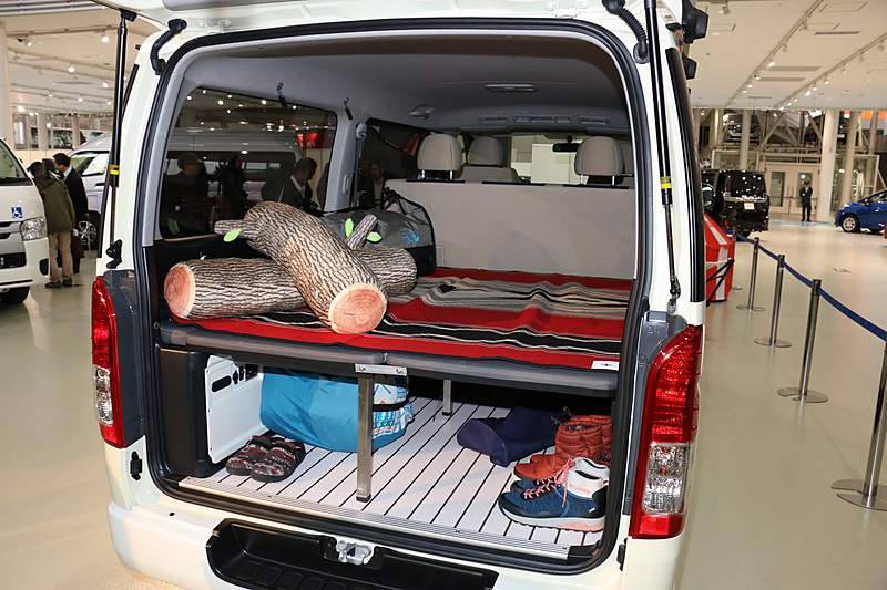 ラゲッジスペースに設置されている「ベッドキット」（20万571円）は、ハイエース＆レジアスエースに以前から用意されているコンプリートカー「MRT」の装備品と同じもの