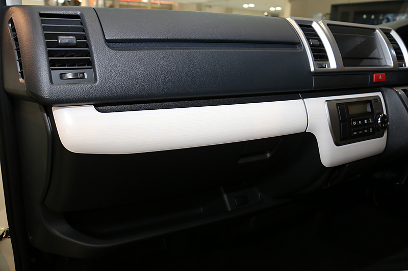 インテリアでもレトロテイストを表現するため、インパネやドアトリムに白木目調のインテリアパネルを追加