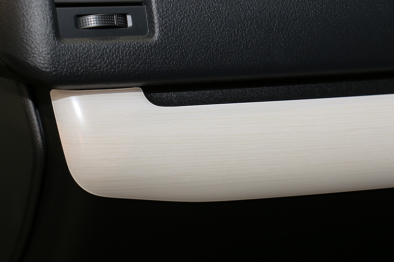 インテリアでもレトロテイストを表現するため、インパネやドアトリムに白木目調のインテリアパネルを追加