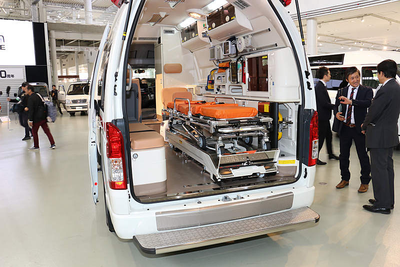 ハイメディックの車内には、磁気バネや磁気ダンパーを使用した“振り子理論”でストレッチャーの揺れを吸収し、加減速時の不快感を減らすスイング式の防振ベッドを備える