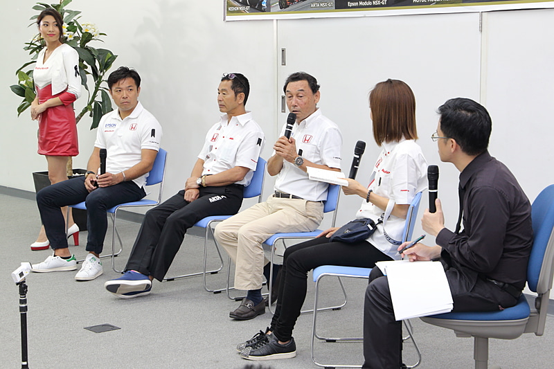 前日のレースを振り返る3人