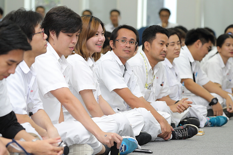 通訳を介してのトークショー。参加者のみなさんは一言も聞き逃すまいと、じっくり楽しそうに耳を傾けていた