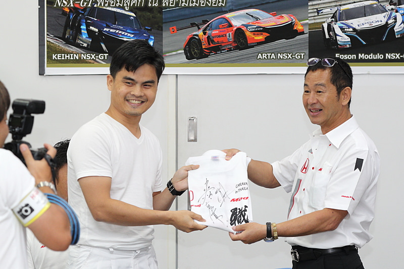 質問した人にはサイン入りTシャツなどがプレゼント。なかには土屋氏のサイン入りをもらってガッツポーズが自然と出ていた人も