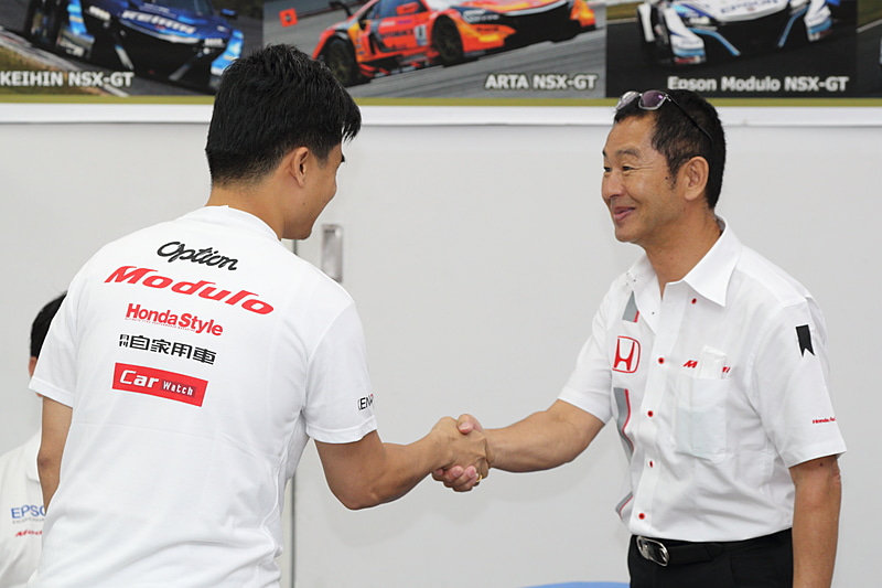 質問した人にはサイン入りTシャツなどがプレゼント。なかには土屋氏のサイン入りをもらってガッツポーズが自然と出ていた人も