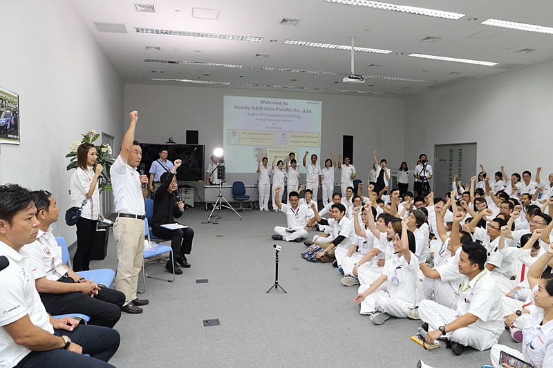 質問タイムは終了したもののプレゼントがまだ残っていたので、最後は中嶋氏によるじゃんけん大会