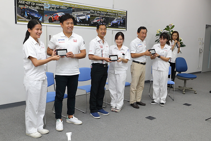 参加者のみなさんから3人へ、おしゃれなモバイルバッテリーがプレゼント