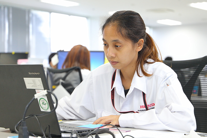 黙々と業務に取り組む従業員の方々