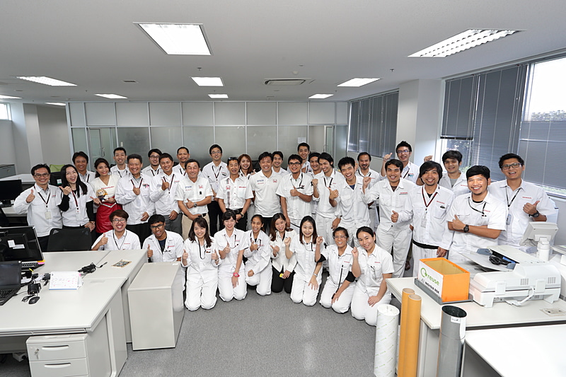 HAC-AOのオフィスで記念撮影