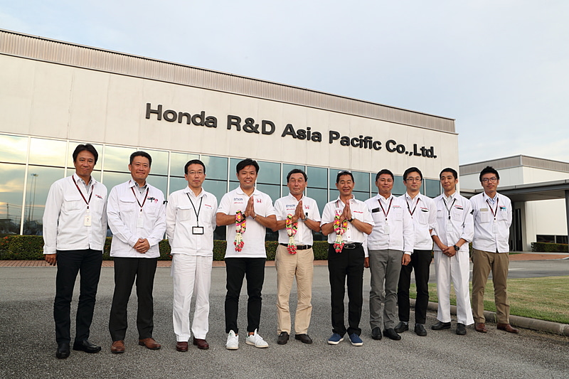 最後に中嶋氏、松浦選手、土屋氏と現地スタッフが並んで記念撮影