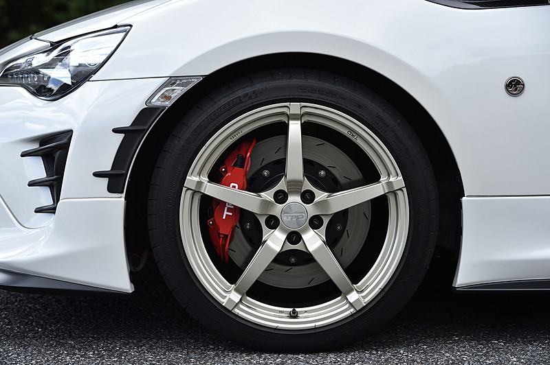 18インチの鍛造アルミホイール「TRD SF3」（税別32万8000円）にミシュランの「パイロットスーパースポーツ」を装着。赤く塗装されたキャリパーを採用する「モノブロックブレーキキット」（税別50万円）では、フロントに対向4ピストン、リアに対向2ピストンを採用する