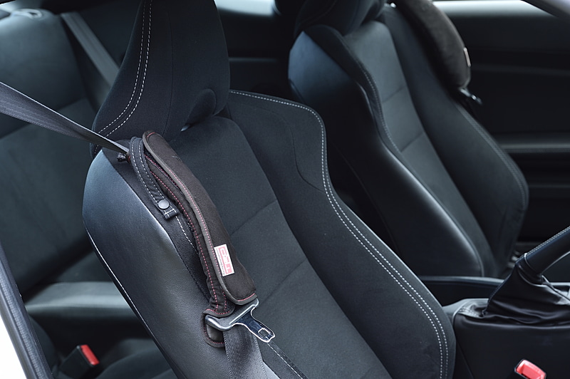 汎用品でシートベルトに取り付ける「ショルダーパッドセット」（税別9000円）