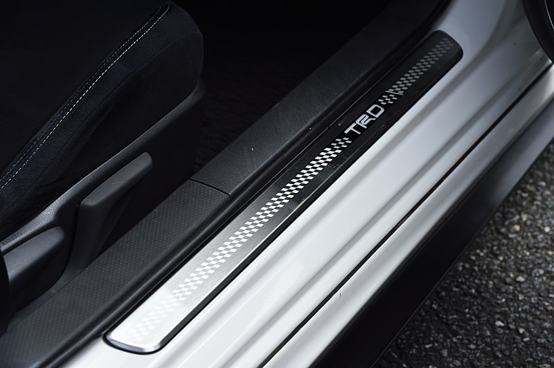 ドアの開閉に連動してLEDが光る「ドアスカッフプレート（LED付）」