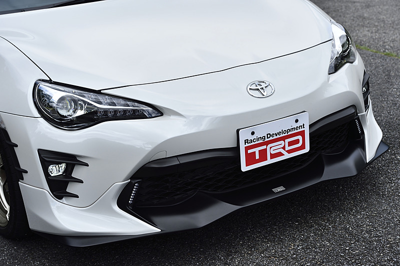 フロントグリルの両脇にLEDを縦型配置する「フロントスポイラー（LED付）」（税別8万円）