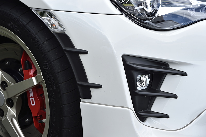 フロントタイヤの前方とリアタイヤの後方に追加して空力性能を高める「エアロタービュレーター」（税別1万8000円）は合成ゴム製