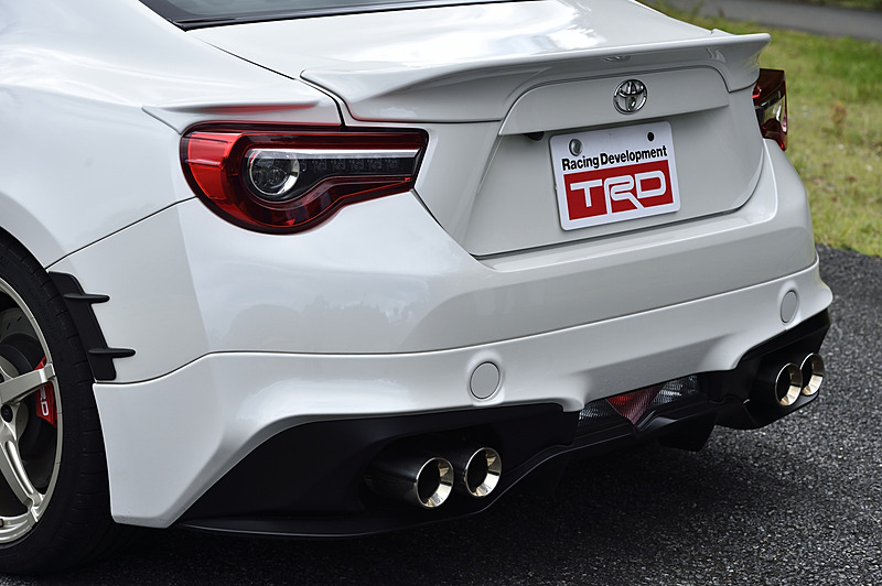 「ハイレスポンスマフラーVer.R」は「リヤバンパースポイラー」とセットで税別17万4000円